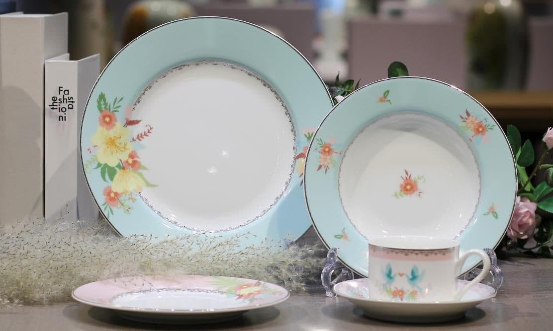 Red Leaf Attachment — a 20-piece Chinese porcelain dinner service