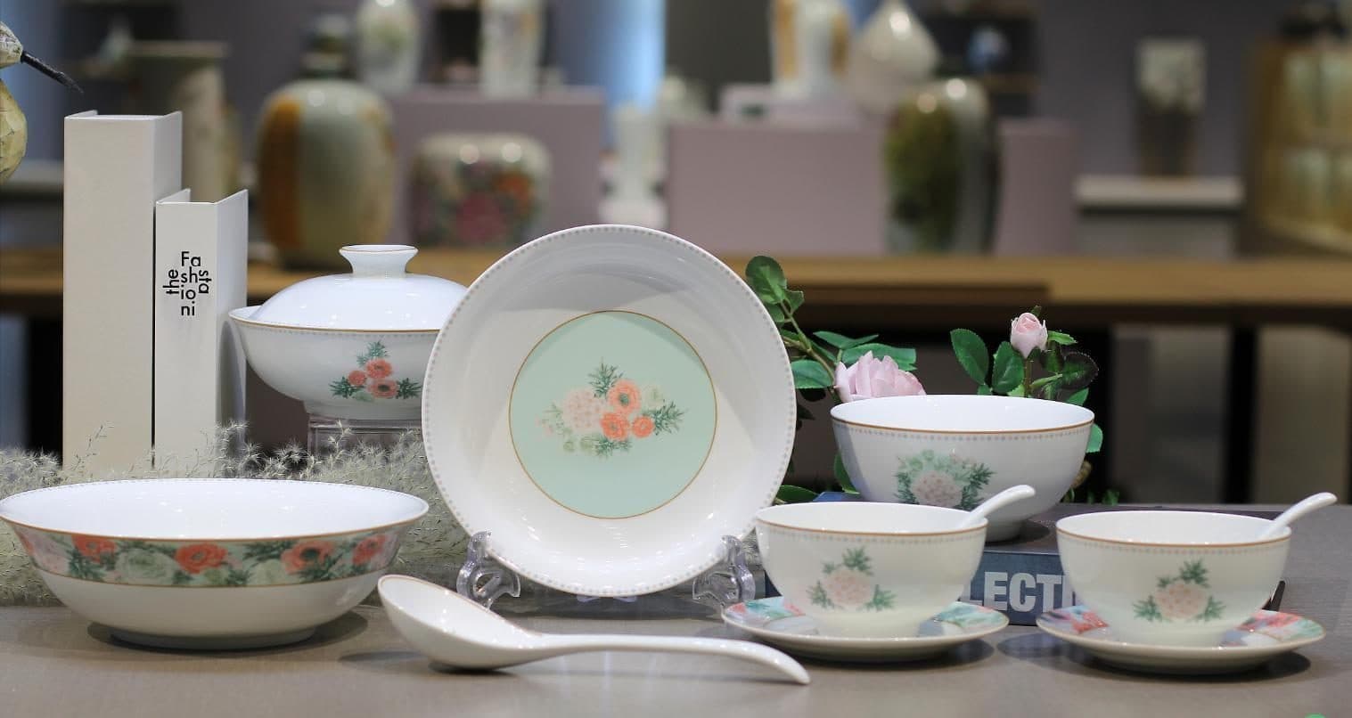 Red Leaf Blooming Season — a 32-piece Chinese porcelain dinner service