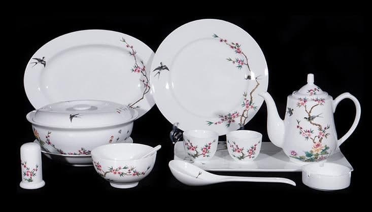 Red Leaf Falangcai Enamel — Height of Spring — a 70-piece Chinese porcelain dinner service