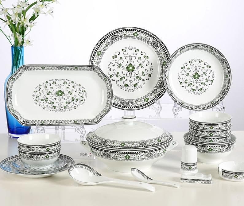 Red Leaf Green Bountiful Fruit — a 58-piece Chinese porcelain dinner service