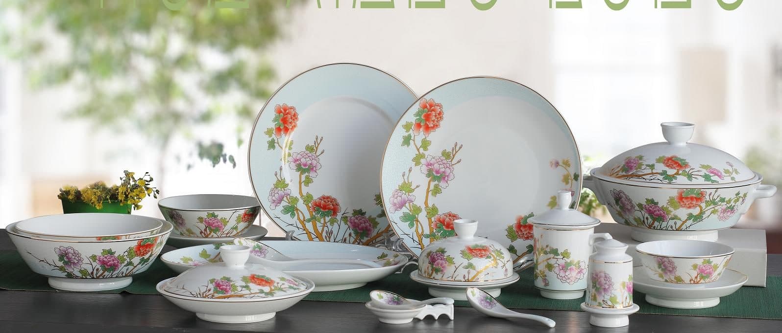 Red Leaf Huaxiangrong Horseshoe Series — a 86-piece Chinese porcelain dinner service
