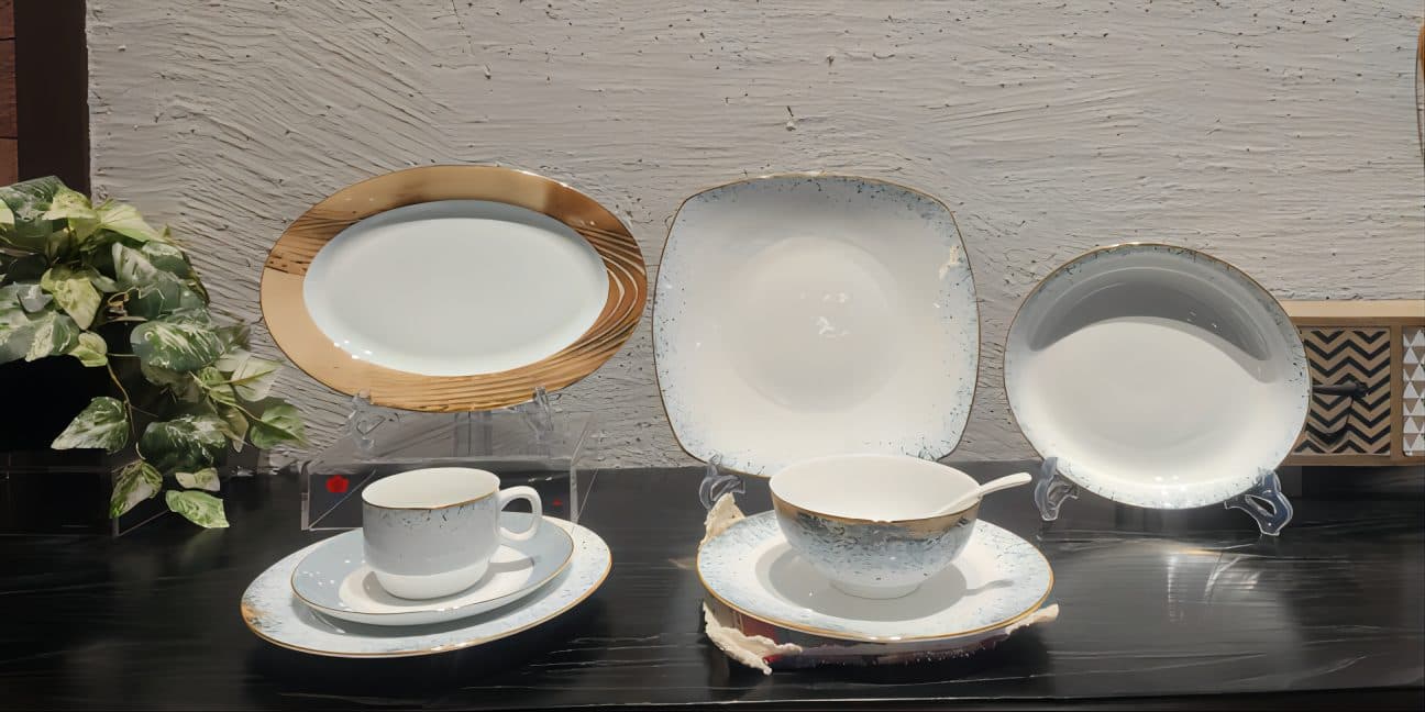 Red Leaf In-Glaze Midnight Paris with Gilding — a 36-piece Chinese porcelain dinner service