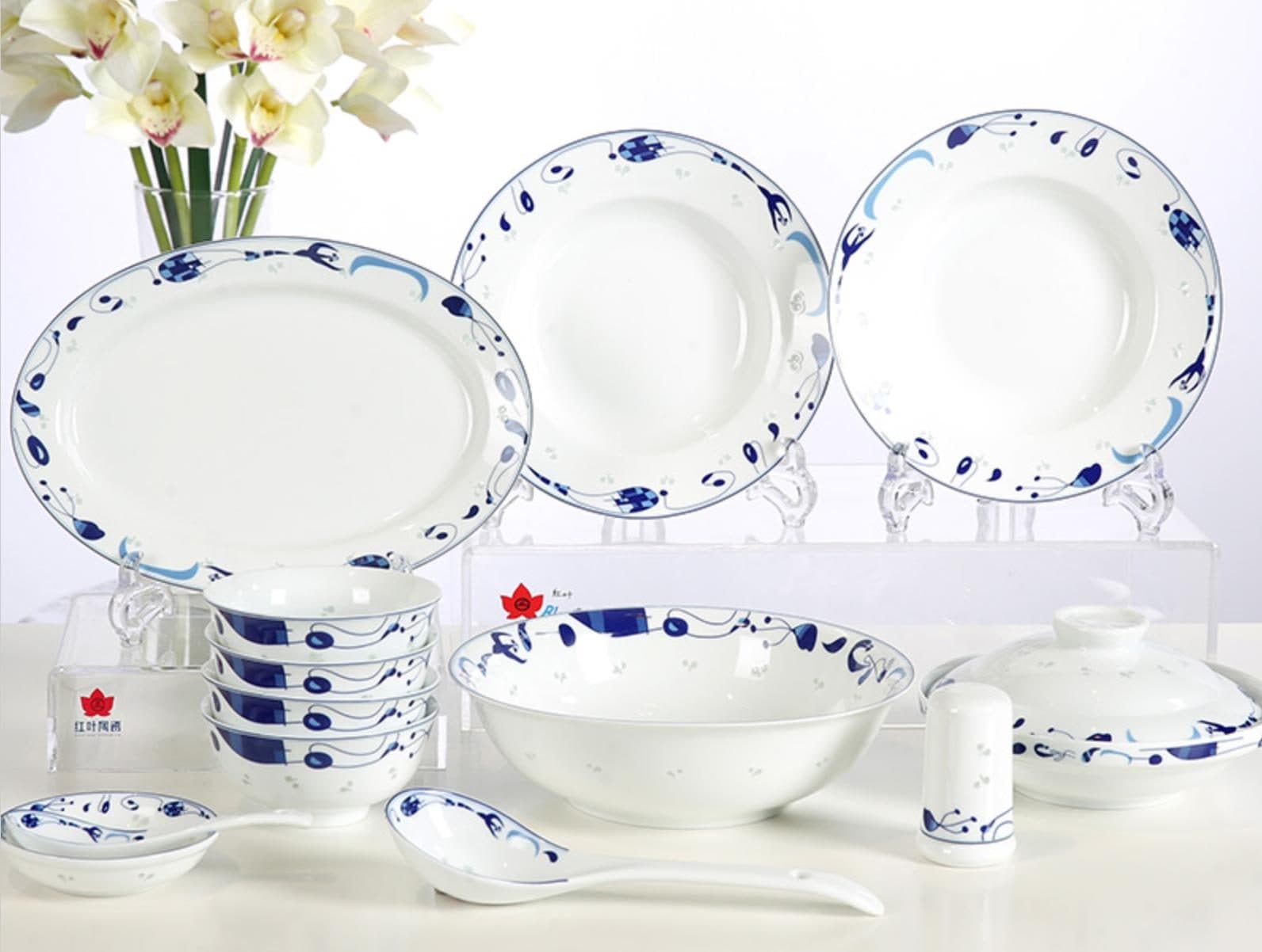 The Red Leaf Linglong service, 28 pieces of high-fired Jingdezhen porcelain
