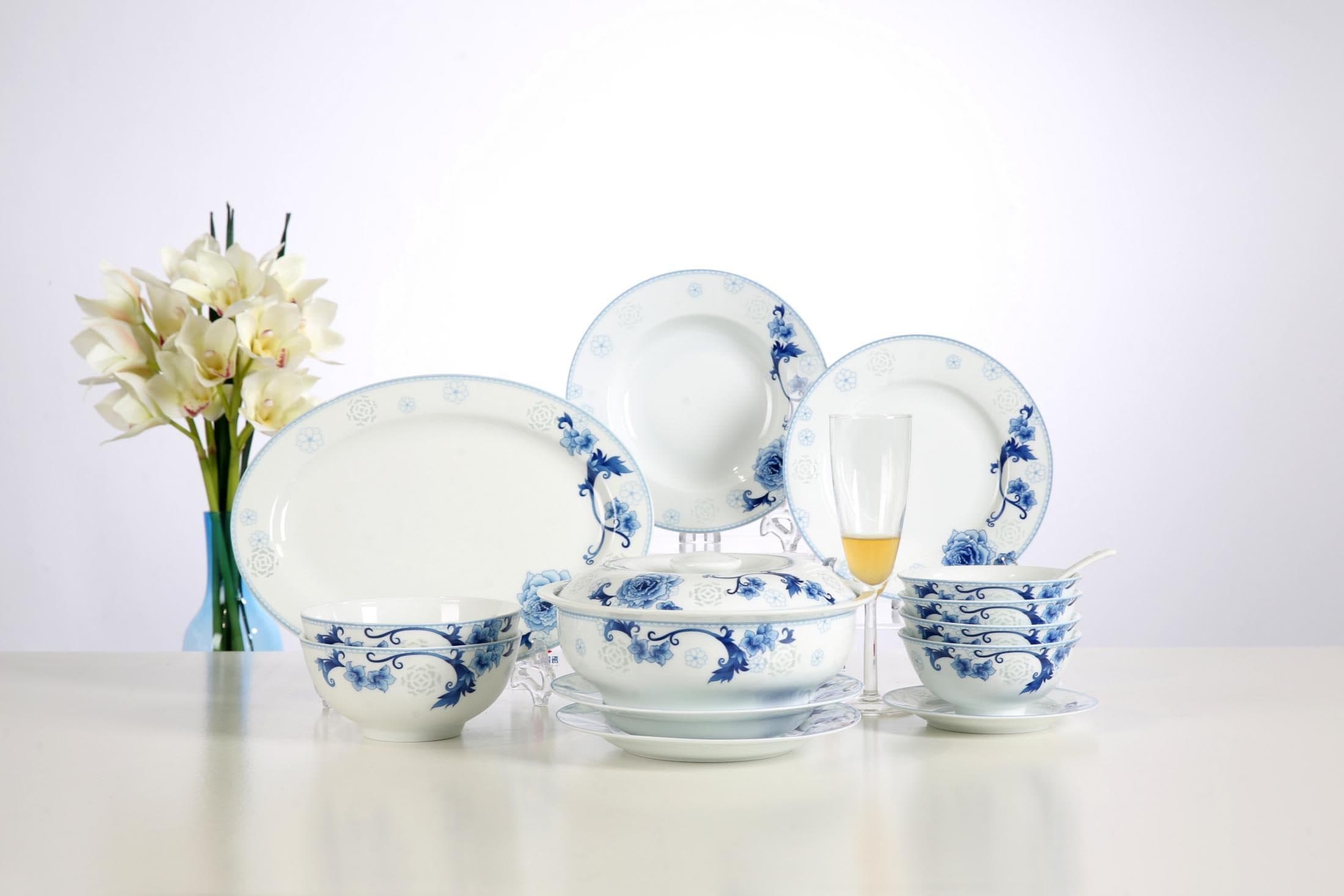 Red Leaf Linglong Rose Lovers — a 36-piece Chinese porcelain dinner service