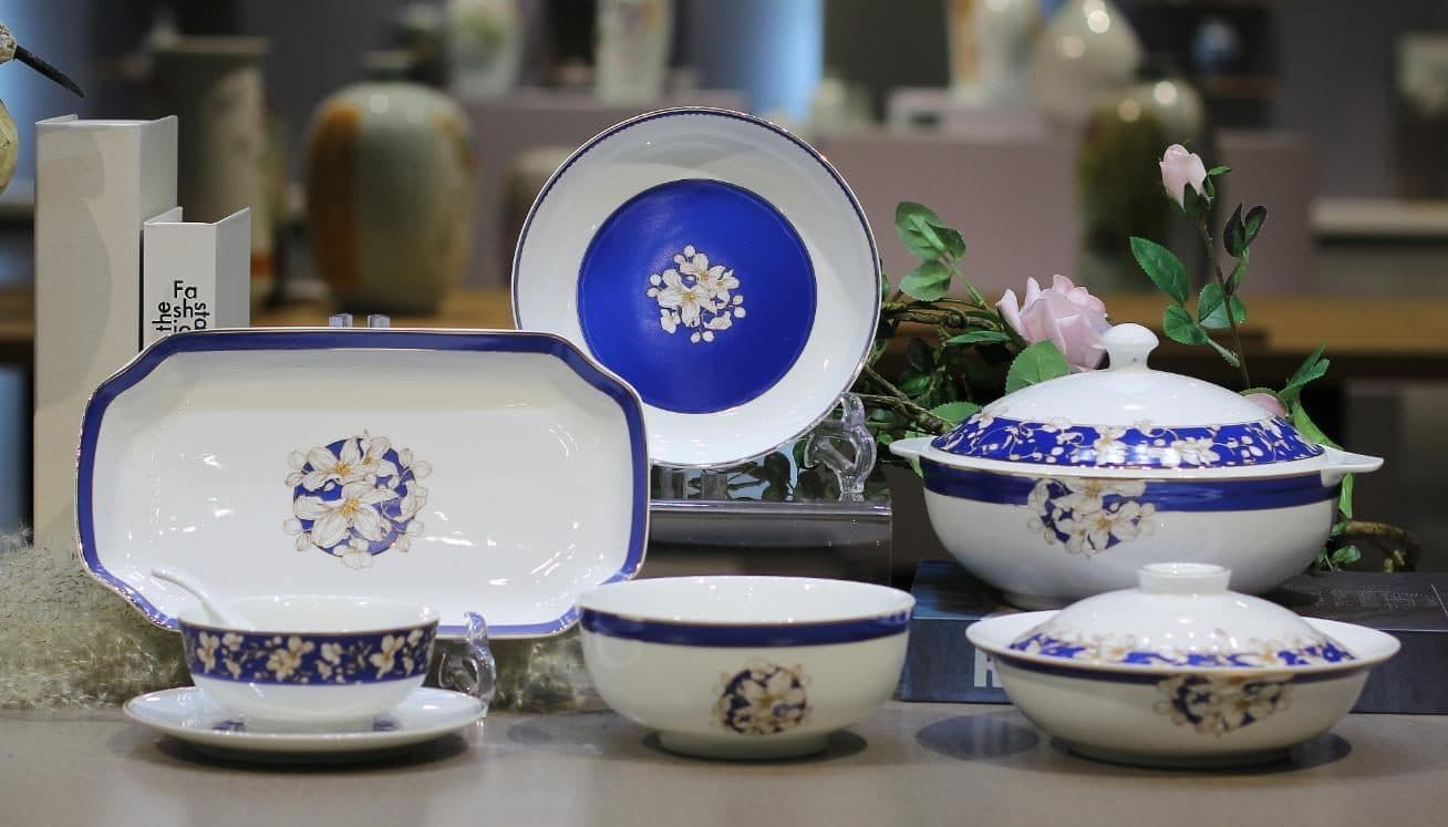 Red Leaf Morning Flowers Gathered at Dusk — a 36-piece Chinese porcelain dinner service