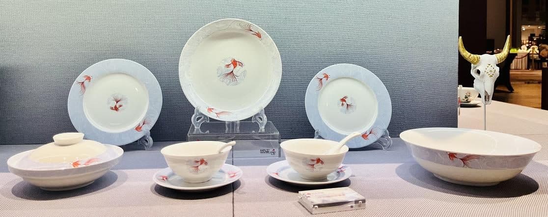 Red Leaf Playful Outing — a 28-piece Chinese porcelain dinner service