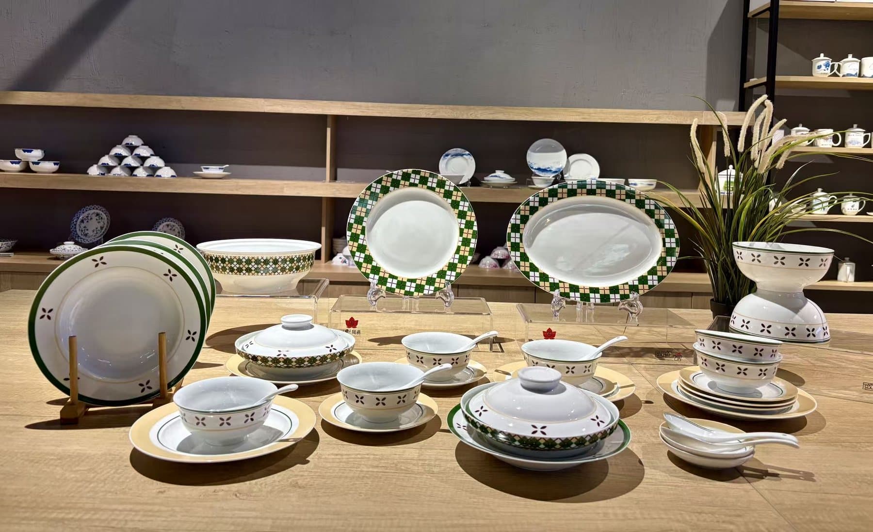 One of a Kind — 36-piece Family Service
