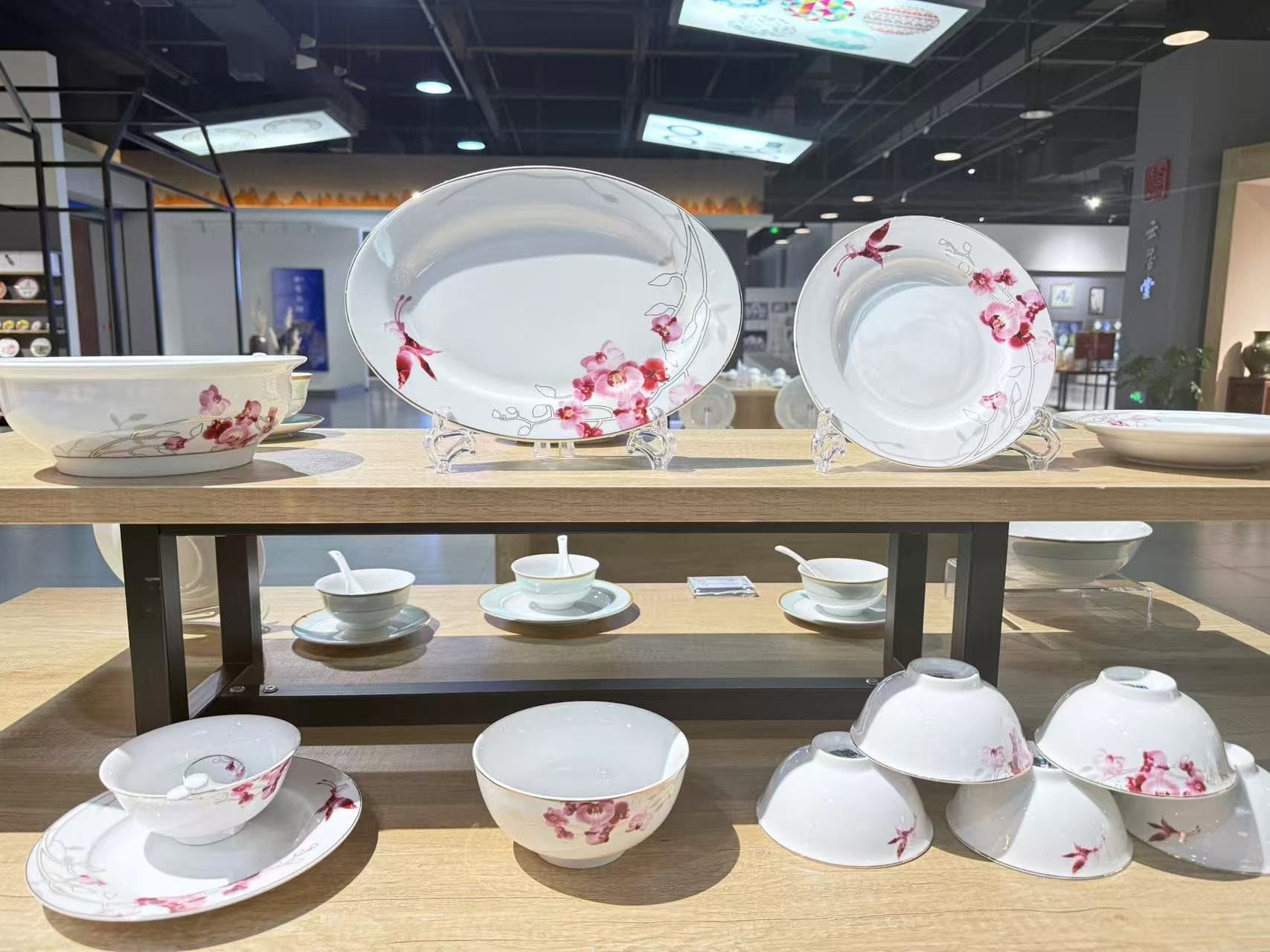 Rose Wing — 28-piece Family Service