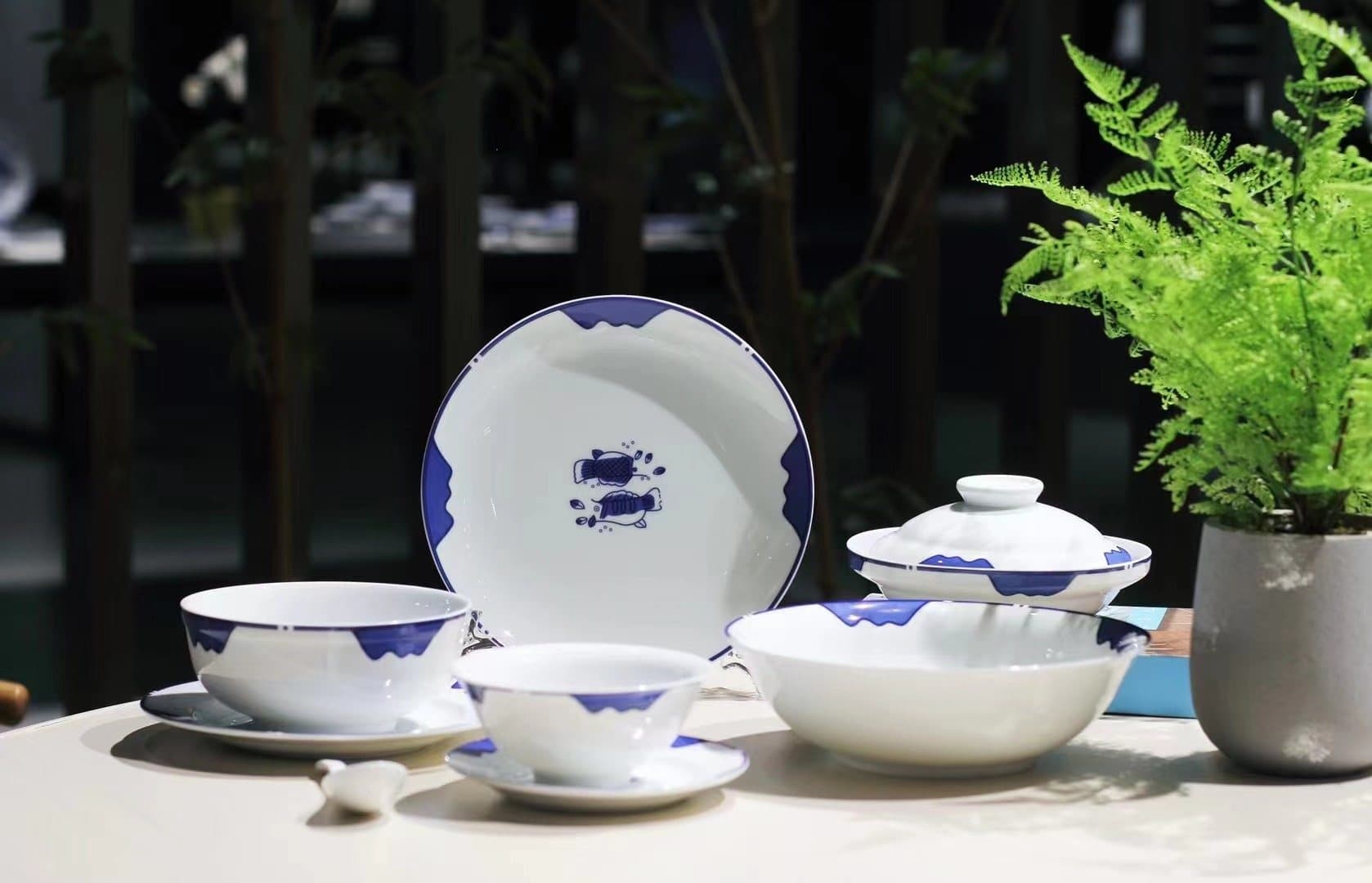 Twin Fish — 28-piece Family Service